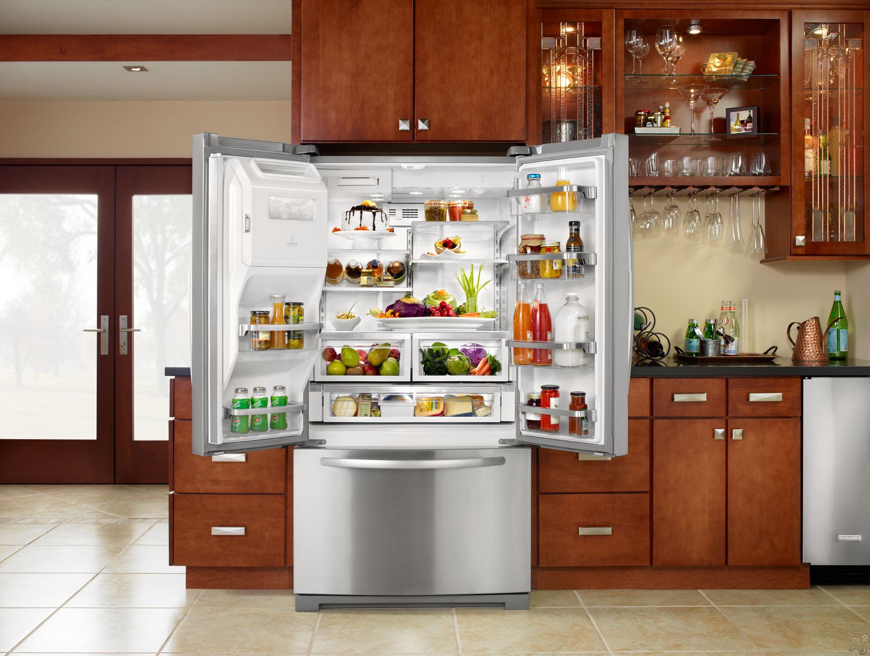Почему в домашние холодильники рекомендуют помещать. Холодильник. Красивый холодильник. Холодильник на кухне. Холодильник в интерьере кухни.